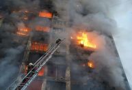 Incêndio em prédio atingido por míssil deixa pelo menos um morto em Kiev
