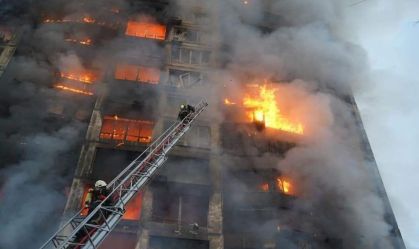 Incêndio em prédio atingido por míssil deixa pelo menos um morto em Kiev