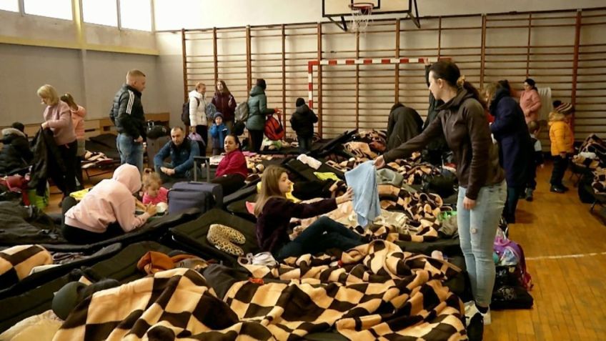 Refugiados que fugiram da Ucrânia estão sendo abrigados em um ginásio esportivo em Zgorzelec, na Polônia / Danilo Dittrich/picture alliance via Getty Images
