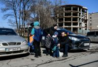 Mais de 3 mil carros da sitiada Mariupol chegam a Zaporizhzhia