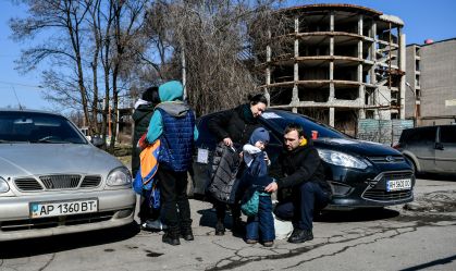 Mais de 3 mil carros da sitiada Mariupol chegam a Zaporizhzhia