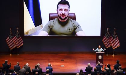 Presidente da Ucrânia pede ajuda aos EUA, pesquisa eleitoral e mais de 16 de março