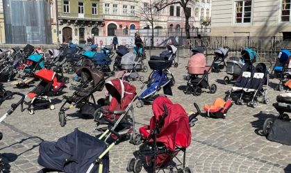 Repórter da CNN mostra protesto por mortes de crianças na Ucrânia