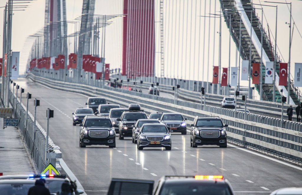 Presidente turco Recep Tayyip Erdogan atravessa a ponte Canakkale 1915 / Anadolu Agency via Getty Images