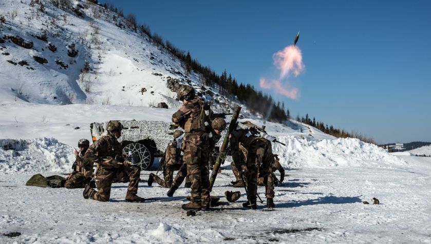 Soldados franceses do 1º Regimento de Infantaria disparam seus morteiros perto de Rena, Noruega, durante o Exercício Brilliant Jump 2022. fazem exercícios na Noruega desde o início da segunda semana de março / Foto: NATO/POOL/Agência Anadolu via Getty Images