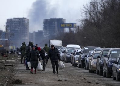 Civis tentam deixar Mariupol, uma das cidades mais atingidas pela Rússia na Ucrânia