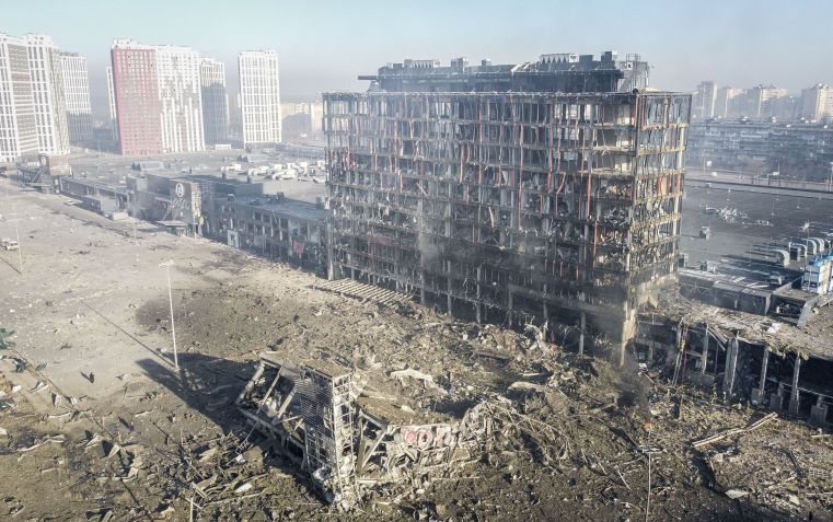 Vista aérea de shopping destruído em Kiev, Ucrânia, após ataque aéreo russo / Emin Sansar/Anadolu Agency via Getty Images