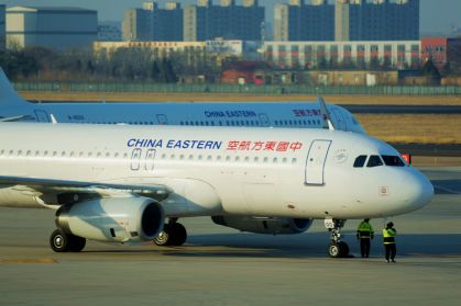 Avião da China Eastern Airlines antes de decolar em aeroporto chinês