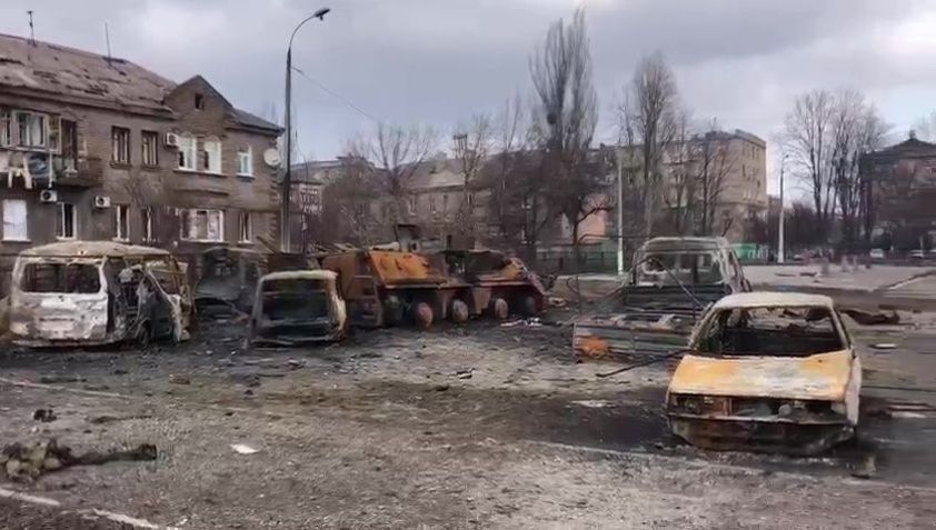 Carros queimados em Mariupol, cidade ucraniana atacada pela Rússia / Anadolu Agency via Getty Images