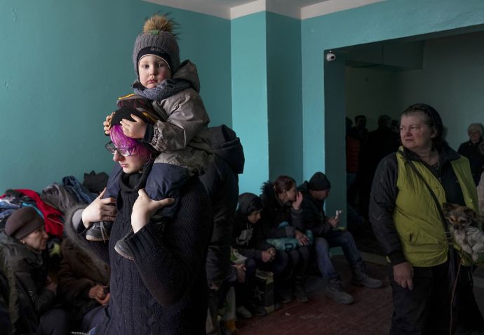 Civis em Mariupol se protegem de ataques russos em abrigos construídos na cidade / Anadolu Agency via Getty Images