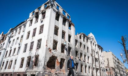 Prédio destruído em Kharkiv após bombardeios russos