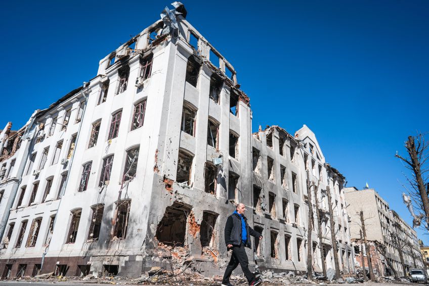 Prédio destruído em Kharkiv após bombardeios russos / Wolfgang Schwan/Anadolu Agency via Getty Images