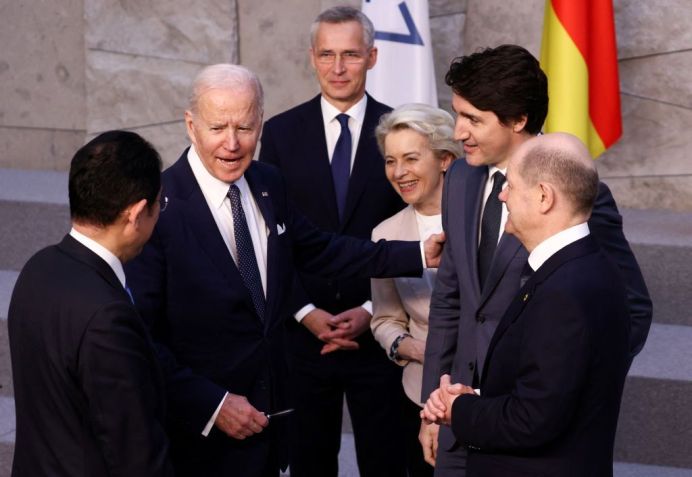 O primeiro-ministro do Japão Fumio Kishida, o presidente dos EUA Joe Biden, o secretário-geral da OTAN Jens Stoltenberg, a presidente da Comissão Europeia Ursula von der Leyen e o primeiro-ministro do Canadá Justin Trudeau e o chanceler da Alemanha Olaf Scholz antes da reunião dos líderes do G7 em Bruxelas, em 24 de março de 2022 / Foto: Henry Nicholls - Pool/Getty Images