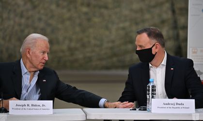 Presidente dos Estados Unidos, Joe Biden (à esq.) se reúne com o presidente polonês, Andrzej Duda
