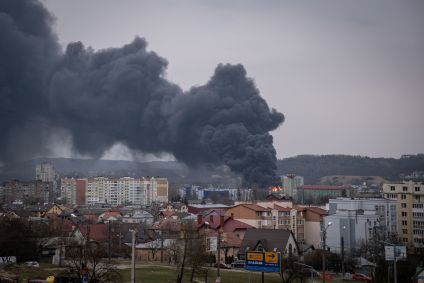 Fumaça é vista na cidade de Lviv, na Ucrânia, após provável ataque russo