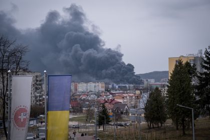 Fumaça na cidade de Lviv, na Ucrânia, após ataque atribuído às forças russas