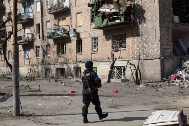 Policial patrulha uma área residencial que foi destruída como resultado de um ataque de foguete. (Foto de Anastasia Vlasova/Getty Images) / Anastasia Vlasova/Getty Images