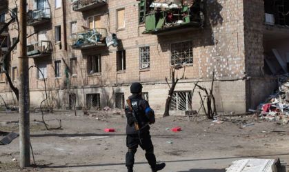 Combate continua nos subúrbios de Kiev após Rússia dizer que reduziria ataques