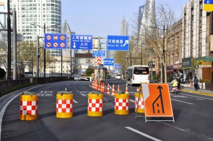 Rua bloqueada em Xangai, em 28 de março de 2022, dia em que começa nova fase de bloqueio contra Covid-19