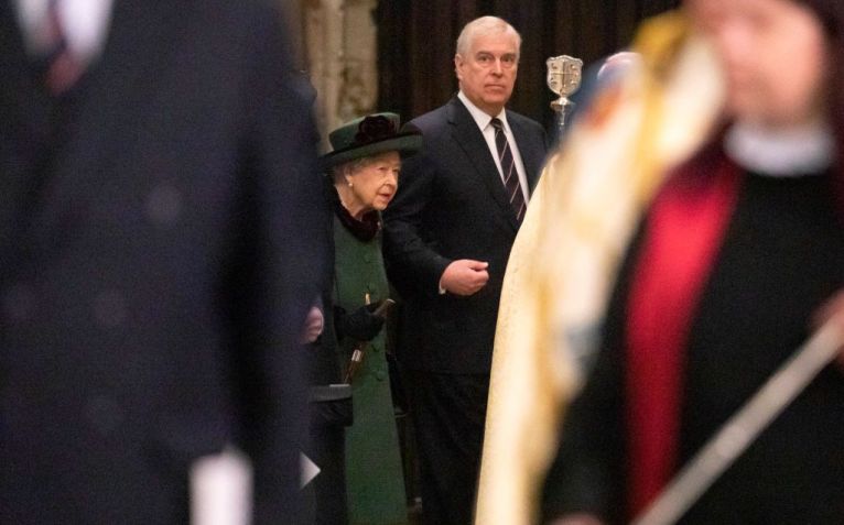 A rainha Elizabeth II chega à Abadia de Westminster acompanhada pelo príncipe Andrew, duque de York • Getty Images