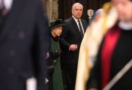 Após cinco meses, rainha Elizabeth faz aparição pública e homenageia príncipe Philip
