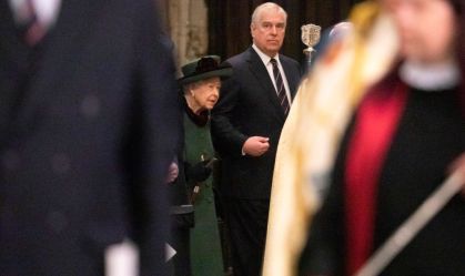 Após cinco meses, rainha Elizabeth faz aparição pública e homenageia príncipe Philip