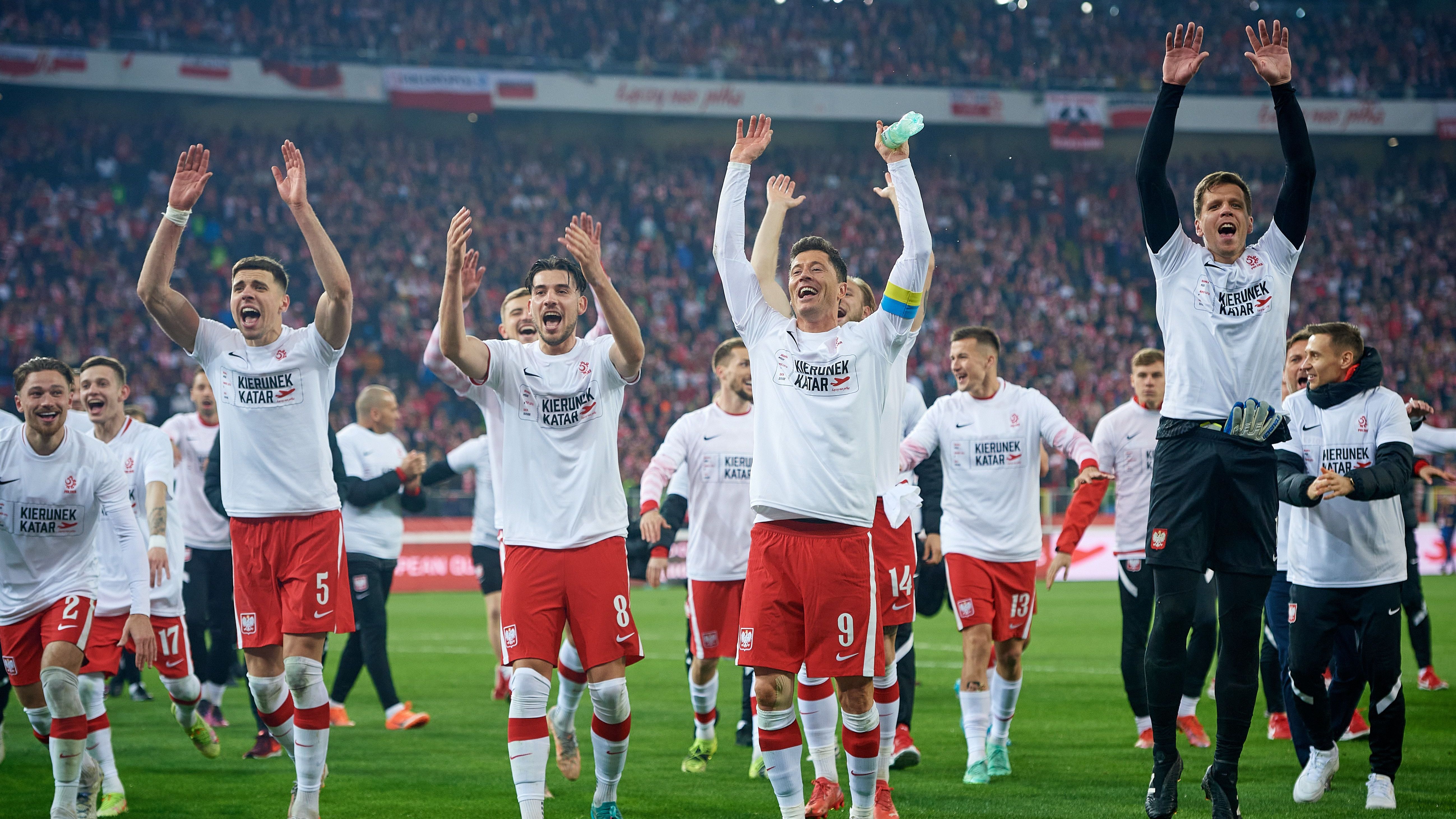 A Polônia, liderada pelo eleito melhor jogador do mundo, Robert Lewandowski, se classificou para a Copa do Mundo de 2022 diante de sua torcida, após derrotar a Suécia por 2 a 0 no dia 29 de março / Rafal Oleksiewicz/PressFocus/MB Media/Getty Images