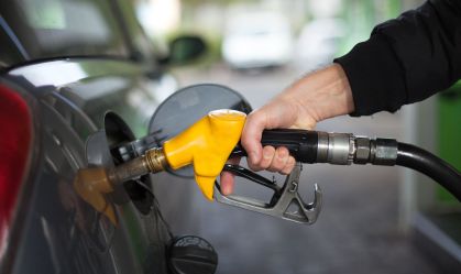 Se couber mais gasolina, o posto é ladrão? Entenda melhor esse fenômeno