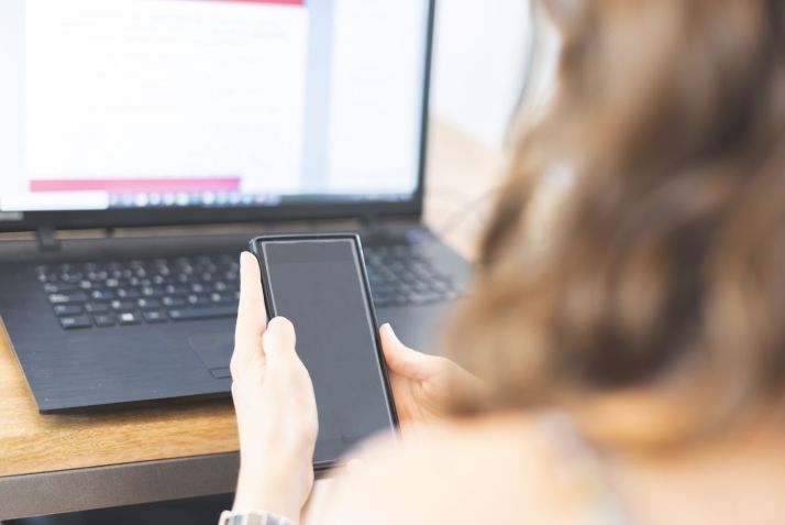 Praticar a segurança online deve ser feita com os adolescentes, diz especialista / Getty Images