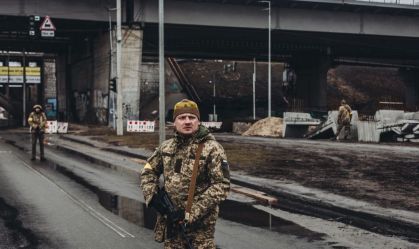 Soldados e civis ucranianos controlam Kiev uma semana após o ataque da Rússia à Ucrânia