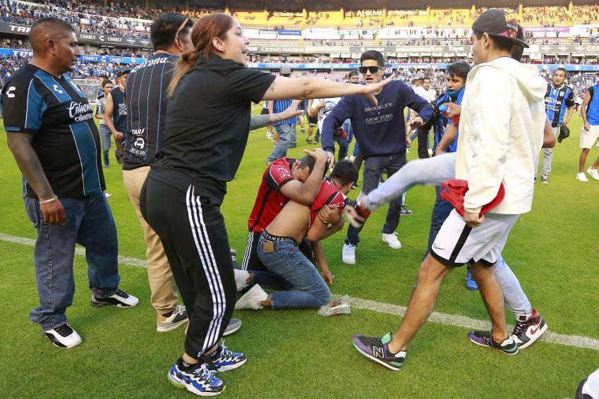 Torcedores do Queretaro agridem torcedores do Atlas durante briga generalizada em partida no estádio La Corregidora, no Mexico / Foto: Cesar Gomez/Jam Media/Getty Images