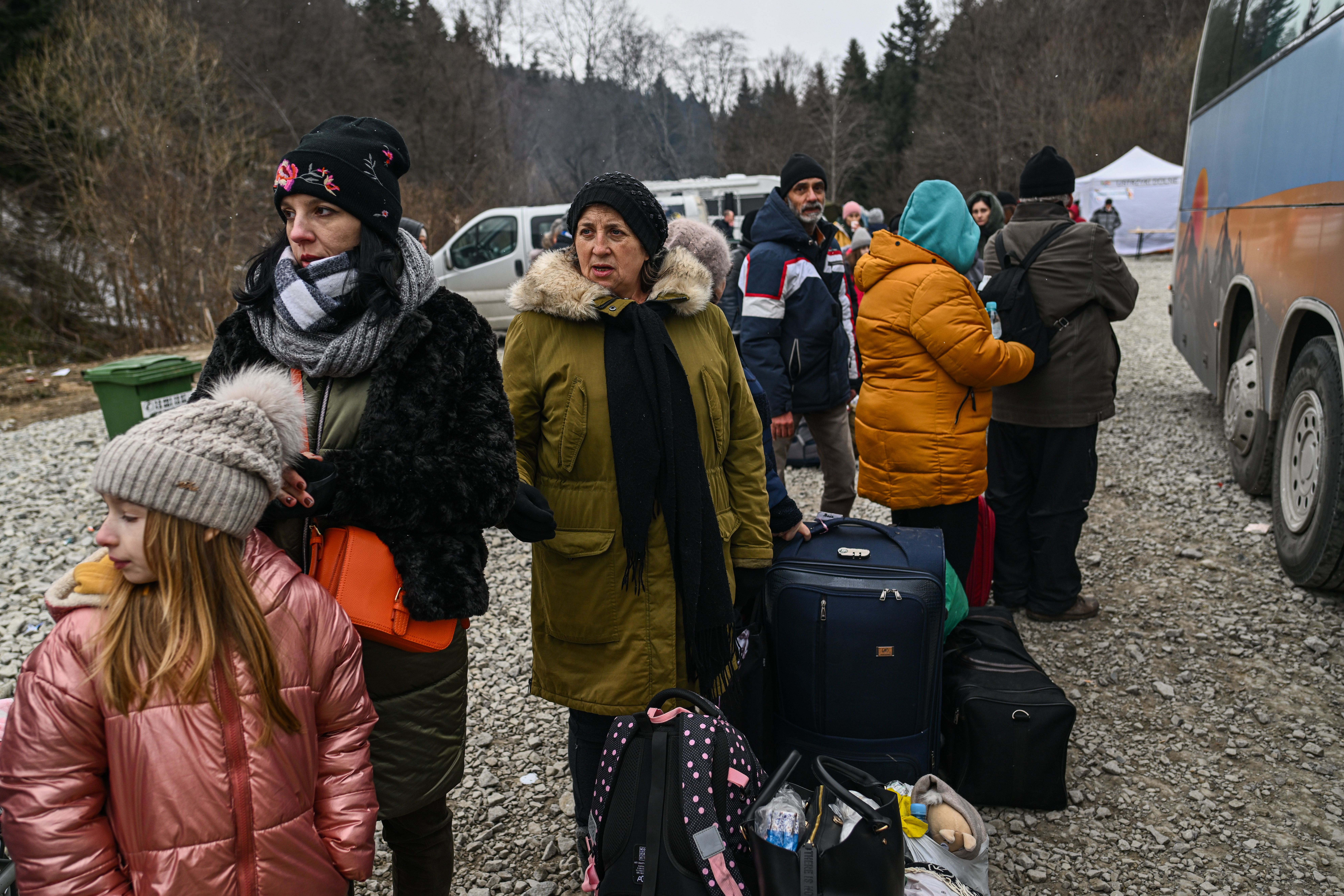 Ucranianos que fugiram de guerra aguardam para embarcar em ônibus próximo à fronteira com a Polônia / Getty Images