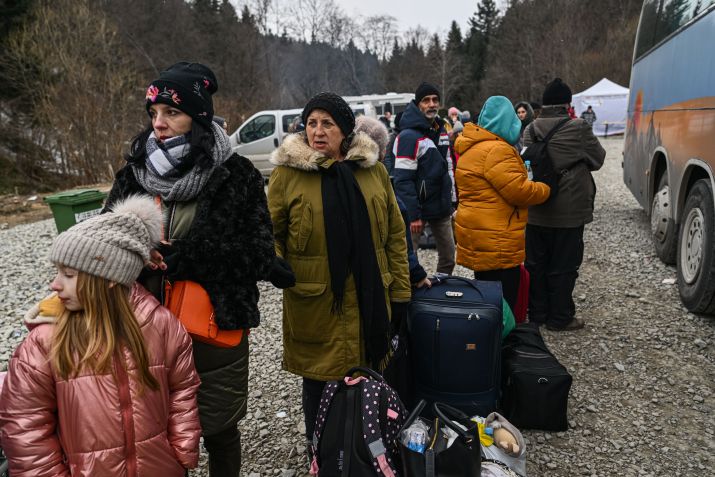 Ucranianos que fugiram de guerra aguardam para embarcar em ônibus próximo à fronteira com a Polônia / Getty Images