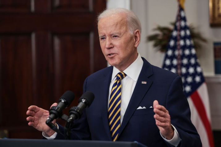 O presidente dos EUA, Joe Biden, fala na Sala Roosevelt da Casa Branca em 8 de março de 2022 em Washington, DC. Durante seus comentários, Biden anunciou a proibição total das importações de petróleo e produtos energéticos russos como um passo adicional para responsabilizar a Rússia por sua invasão da Ucrânia / Getty Images