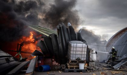 Bombeiros tentam apagar fogo em depósito atingido por bombardeio russo em Kiev
