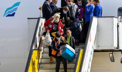 Cada vez mais cidadãos russos tentam deixar o país, mas sofrem com xenofobia