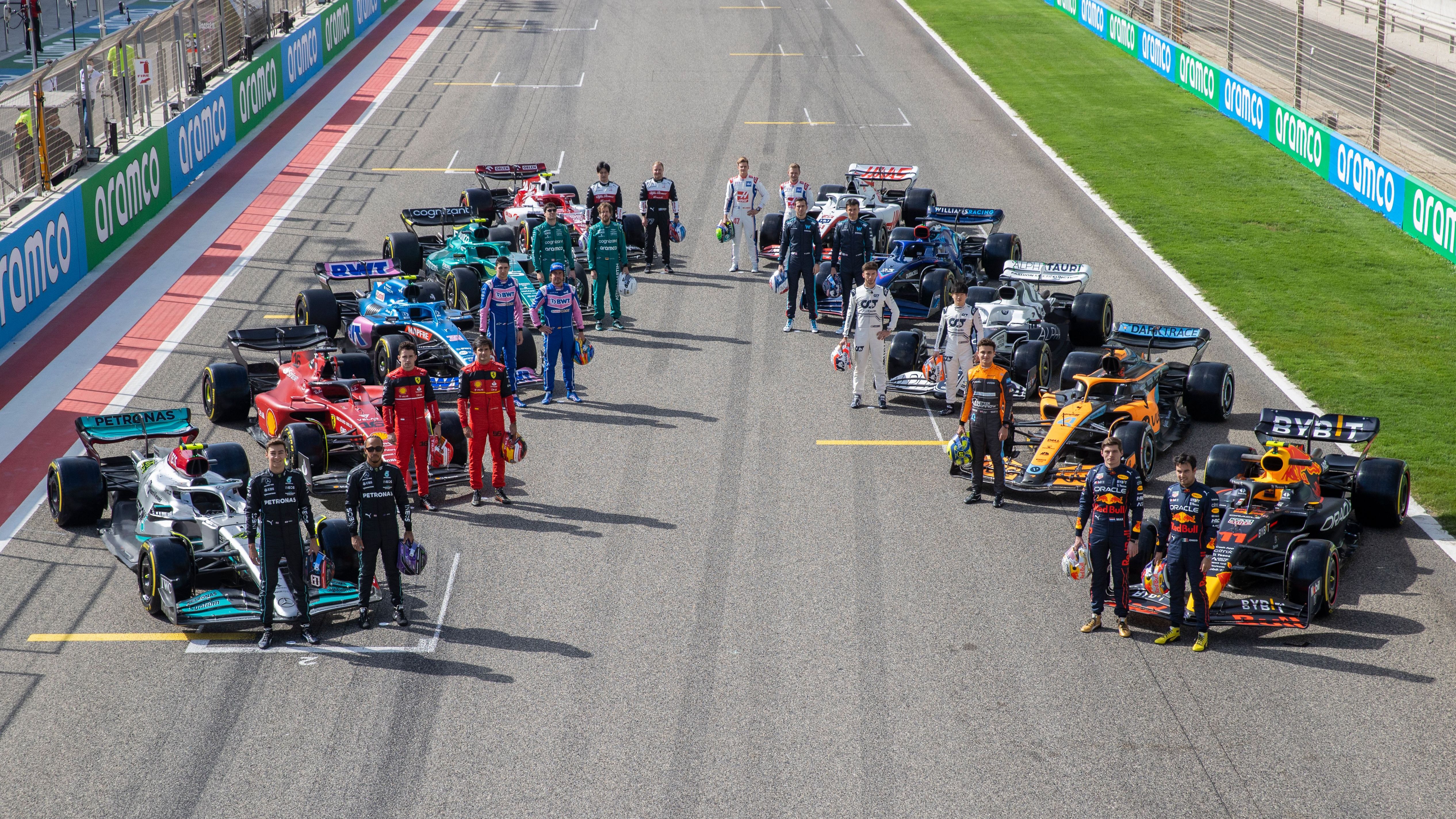 Pilotos das 10 equipes da Fórmula 1 ao lado dos carros da temporada de 2022