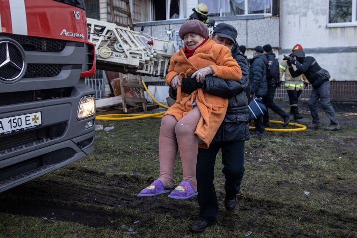 Senhora é resgatada de prédio atingido por ataque russo em Kiev, capital ucraniana, no dia 15 de março / Chris McGrath/Getty Images