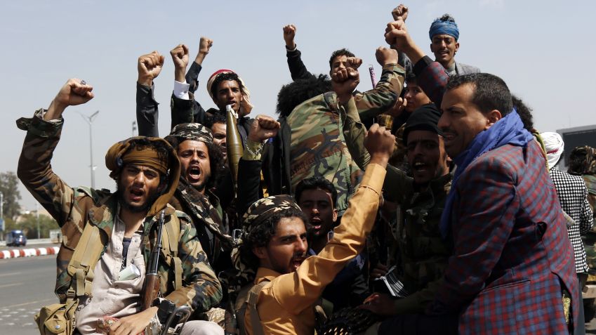 Apoiadores Houthis, do Iêmen; grupo tem intensificado ataques a embarcações no Mar Vermelho / Getty Images