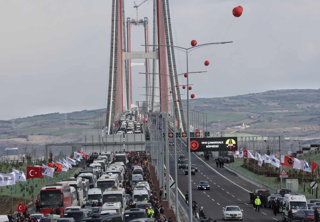 Ponte Canakkale Bridge abriu em 18 de março de 2022 / dia images via Getty Images