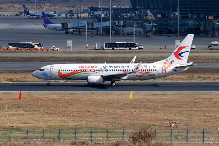 Os serviços de rastreamento FlightAware e Flightradar24 informaram que este avião é o Boeing 737-800 da China Eastern Airlines que caiu na segunda-feira com 132 pessoas a bordo; esta é uma foto de arquivo tirada em uma pista chinesa em fevereiro de 2022 / Foto: Zhou Bodian/VCG via Getty Images