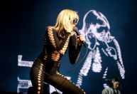 Avião da cantora Miley Cyrus é atingido por raio e faz pouso de emergência no Paraguai