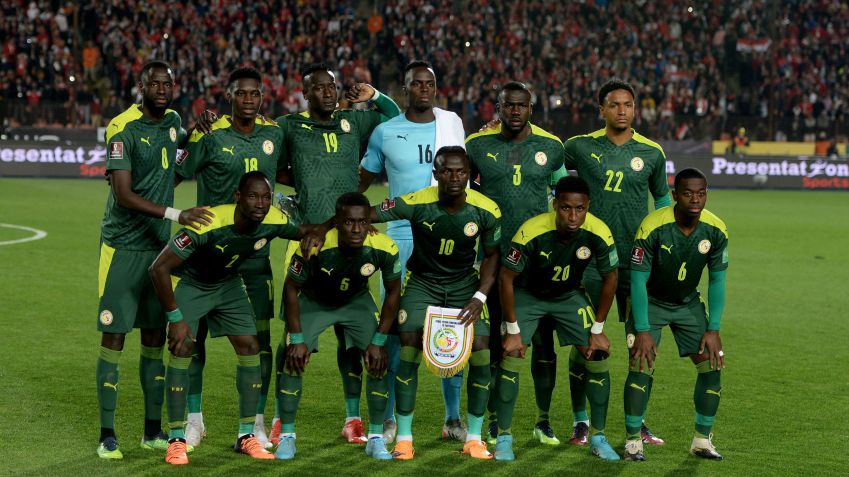 Jogando fora de casa, a seleção de Senegal garantiu a vaga para a Copa do Mundo do Catar após vencer o Egito na cobrança de penalidades / Mohamed Hossam/Getty Images
