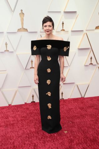 Maggie Gyllenhaal de Schiaparelli, com folhas de ouro/ Getty Images