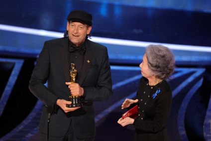 Troy Kotsur recebe o troféu de melhor ator coadjuvante no Oscar 2022