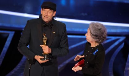 Troy Kotsur recebe o troféu de melhor ator coadjuvante no Oscar 2022