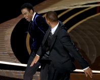 Ator Will Smith dá tapa no rosto de Chris Rock após piada durante a premiação do Oscar 2022