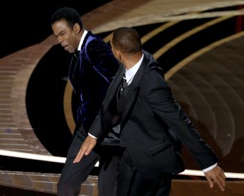 Ator Will Smith dá tapa no rosto de Chris Rock após piada durante a premiação do Oscar 2022
