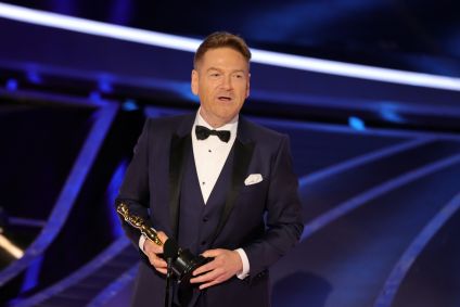 Oscar 2022: Kenneth Branagh recebe o prêmio de melhor roteiro original pelo filme Belfast