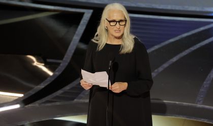Jane Campion recebe prêmio de melhor diretora no Oscar 2022 por "Ataque dos Cães"
